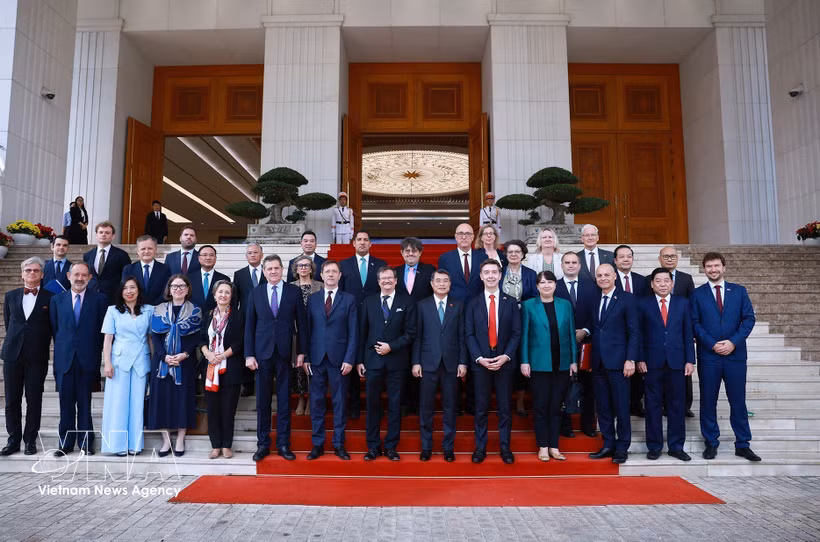 Le Premier ministre Le Minh Hung et les délégués. Photo: VNA