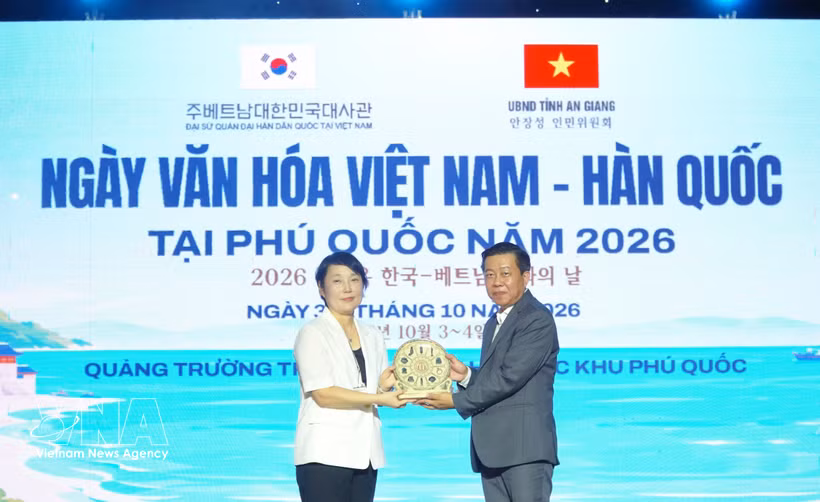 Un responsable du Service de la culture et des sports de la province d’An Giang remet un cadeau à Park Chan A, première secrétaire de l’ambassade de République de Corée au Vietnam. Photo: VNA