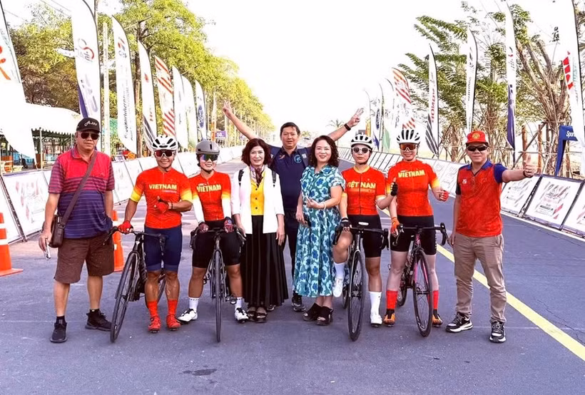 Lors de la 6e journée de compétition, le 12 février, au Championnat d'Asie de cyclisme sur route 2025 en Thaïlande, Tôn Hoang Khanh Lan a remporté la deuxième médaille d'or pour l’équipe cycliste vietnamienne dans la course en ligne féminine Master. Photo: la Fédération vietnamienne de cyclisme et de sports mécaniques (VCF).