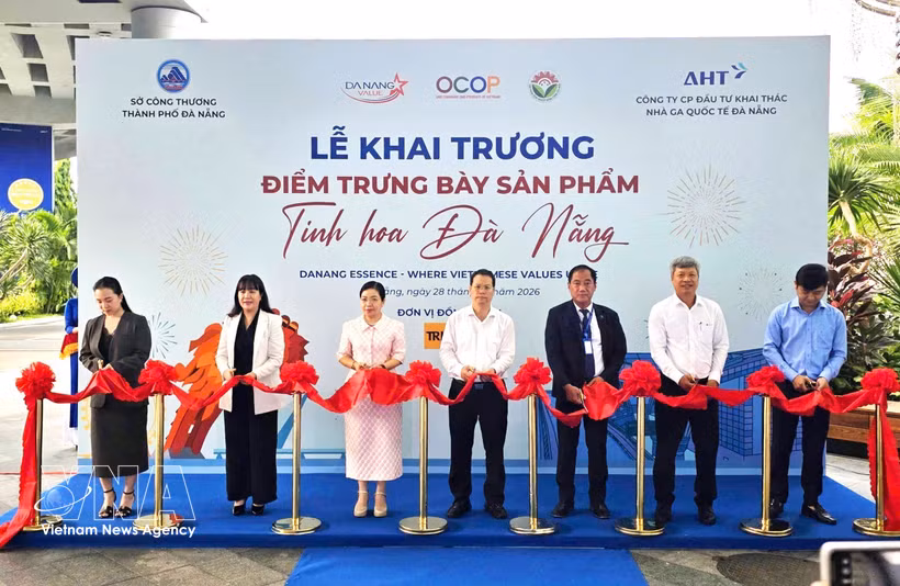 Lancement des espaces « Quintessence de Da Nang » à l'aéroport pour promouvoir les produits locaux. Photo: VNA