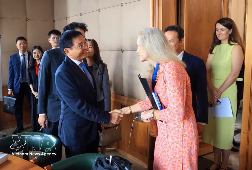 Le vice-Premier ministre Nguyen Van Thang (gauche) et la directrice générale adjointe de l’Organisation mondiale du commerce (OMC), Jennifer DJ Nordquist. Photo: VNA