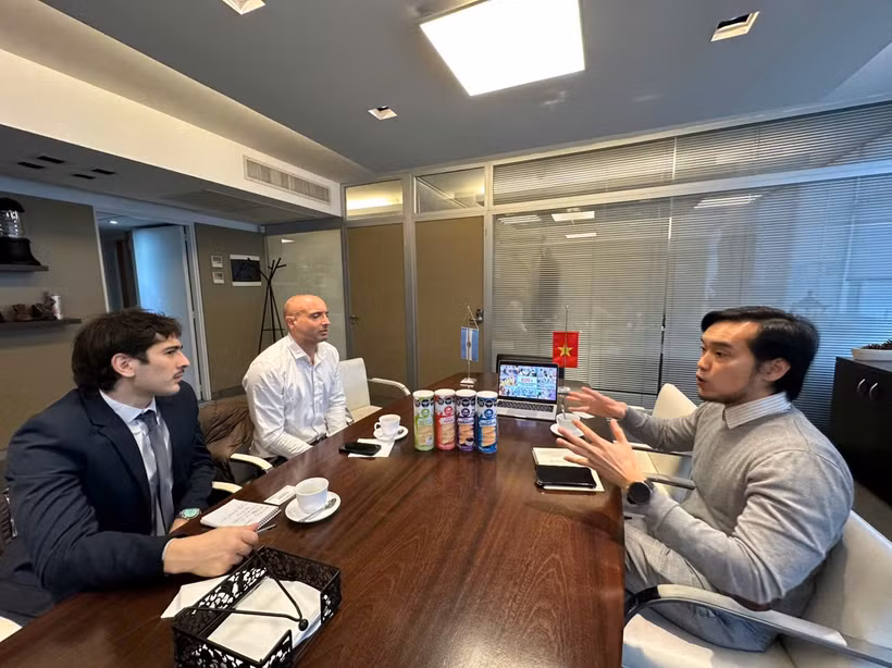 La Mission commerciale du Vietnam en Argentine (également accréditée auprès du Paraguay et de l’Uruguay) a tenu le 23 juillet une rencontre avec les représentants de CMA Paraguay (CMA), coentreprise argentino‑paraguayenne productrice des snacks de la marque Capitán Cuac, dont le siège et l’usine se situent au Paraguay.