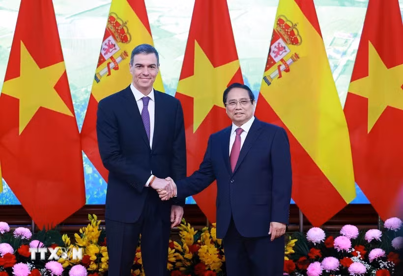 Le Premier ministre vietnamien Pham Minh Chinh (droite) et son homologue espagnol, Pedro Sánchez. Photo: VNA