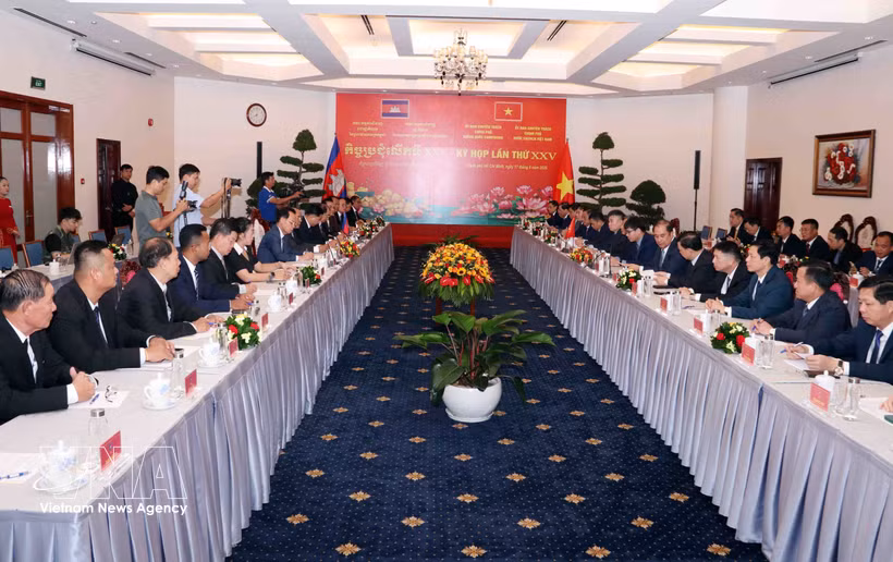 La 25ᵉ réunion des comités spécialisés des gouvernements du Vietnam et du Cambodge. Photo: VNA