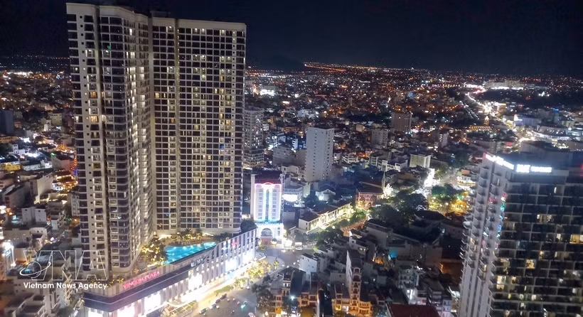 Nha Trang s’illumine à la nuit tombée, entre complexes résidentiels et infrastructures touristiques. Photo : VNA