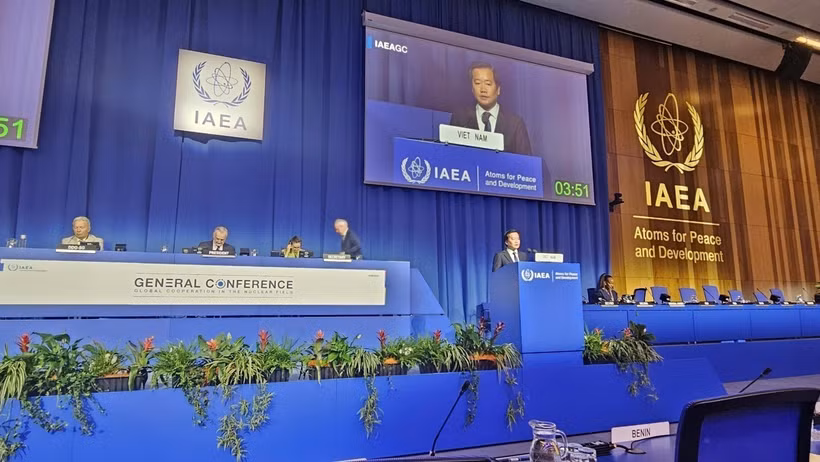 Le directeur de l’Autorité vietnamienne de l’énergie atomique, Nguyên Hoang Linh, s'exprime lors de la séance plénière. Photo: VNA