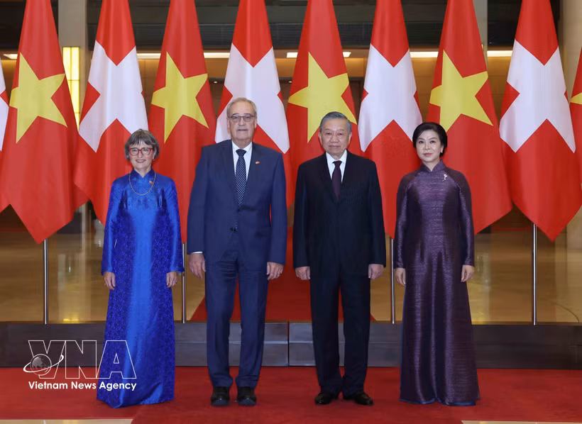 Le secrétaire général du Parti et président de la République, Tô Lâm, et son épouse, Ngô Phương Ly, posent pour une photo de groupe avec le président suisse, Guy Parmelin, et son épouse, Caroline Parmelin, en octobre 2026 à Hanoi. Photo: VNA