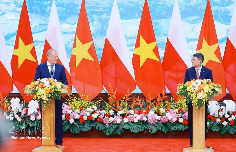 Le Premier ministre Le Minh Hung (droite) et son homologue polonais Donald Tusk. Photo: VNA