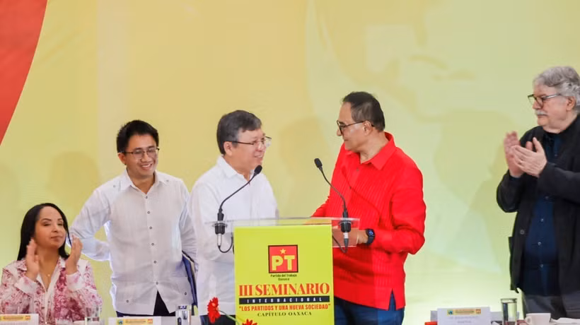 Un représentant du Parti du travail du Mexique (PT) félicite l’ambassadeur Nguyen Van Hai pour son discours. Photo : Ambassade du Vietnam au Mexique.