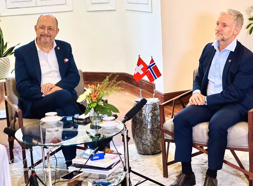 Les ambassadeurs de Norvège, Stein Iversen (droite), et de Suisse, Thomas Gass. Photo: VNA