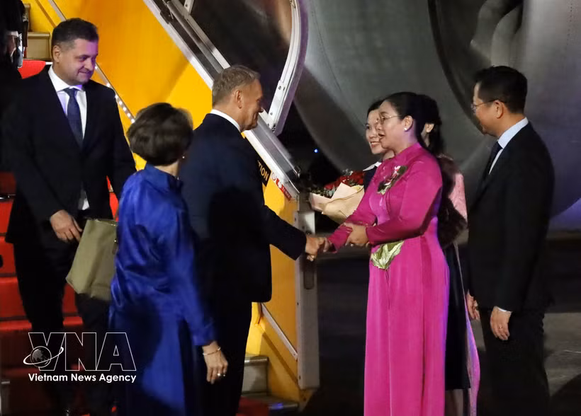 La vice-présidente du Comité populaire de Da Nang, Nguyen Thi Anh Thi, accueille le Premier ministre polonais Donald Tusk à l’aéroport international de Da Nang. Photo : VNA