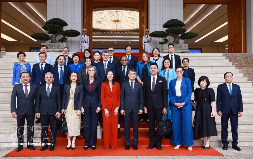Le Premier ministre Le Minh Hung et les délégués. Photo: VNA