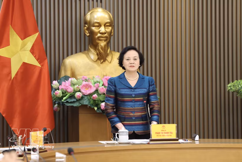 La secrétaire du Comité central du Parti, Pham Thi Thanh Tra, vice-Première ministre et présidente du Comité de pilotage national chargé de la recherche, de la collecte et de l’identification des restes de martyrs (Comité de pilotage 515), s'exprime lors de la réunion. Photo: VNA