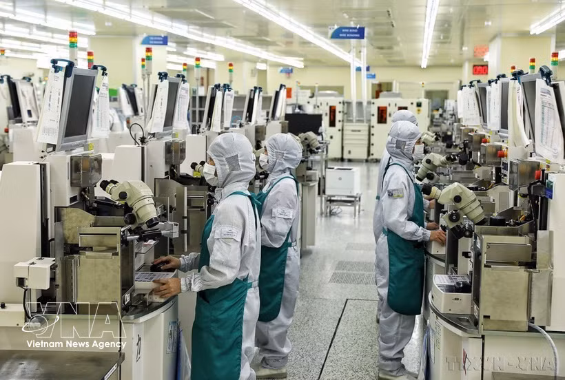 Chaîne de production de Hana Micron Vina, dans le parc industriel de Van Trung. Photo : VNA
