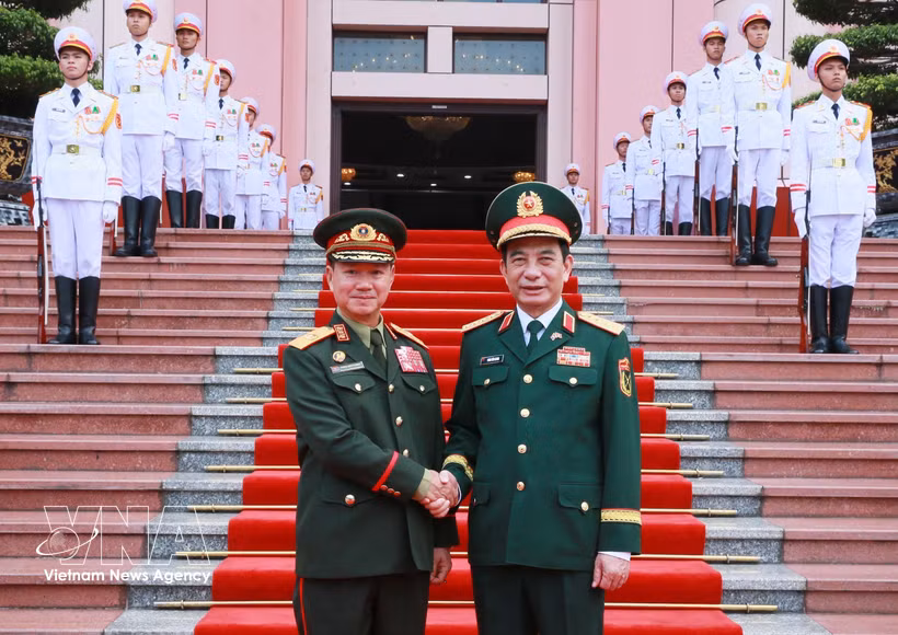 Le vice-Premier ministre et ministre lao de la Défense, le général Khamliang Outhakaysone (gauche), et le général Phan Van Giang, vice-Premier ministre et ministre vietnamien de la Défense, en octobre 2026 à Hanoi. Photo: VNA
