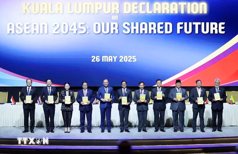 Le Premier ministre Pham Minh Chinh, les dirigeants de l'ASEAN et et du Timor-Leste signent la Déclaration de Kuala Lumpur ASEAN 2045 "Notre avenir commun". Photo: VNA
