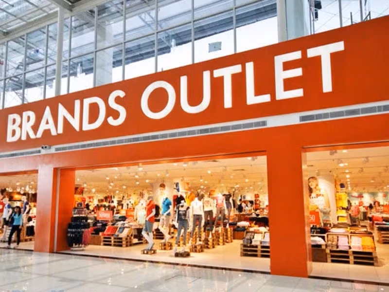 L’outlet est un modèle de vente au détail regroupant plusieurs marques, dans lequel les fabricants ou les distributeurs vendent directement leurs produits aux consommateurs à des prix adaptés. Photo d'illustration