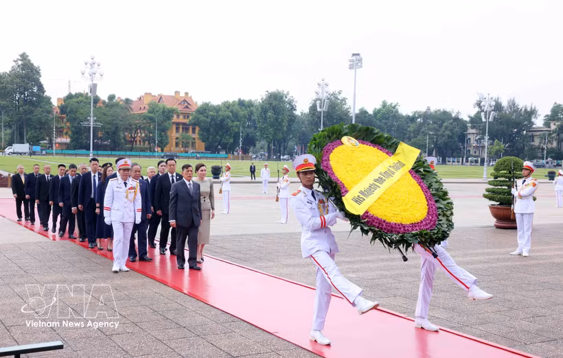 Le roi et la reine déposent une gerbe et rendu hommage au président Hô Chi Minh dans son mausolée. Photo: VNA