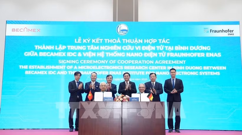 Cérémonie de signature de l'accord de coopération pour établir un centre de recherche en microélectronique à Binh Duong (Sud).