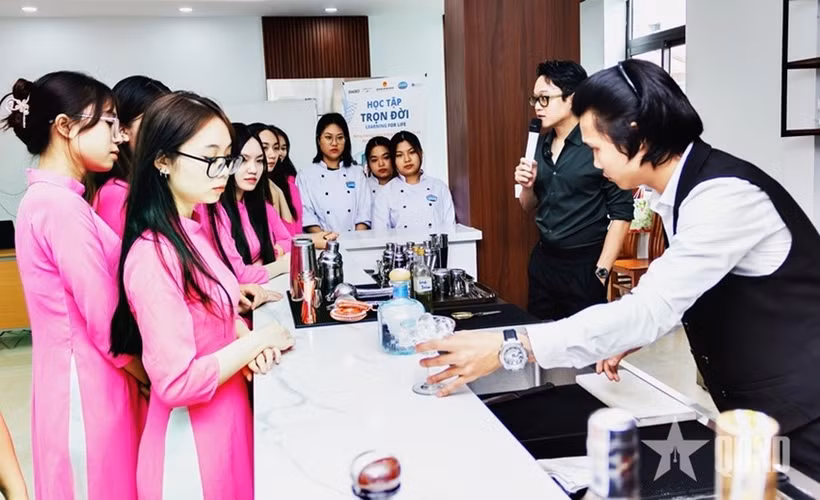 Les étudiants du Collège de tourisme de Hanoi pratiquent le métier de barman. Photo: qdnd.vn