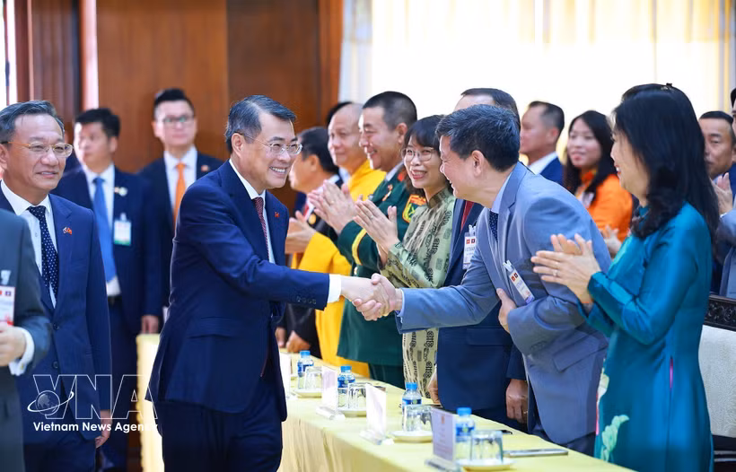 Le Premier ministre Lê Minh Hung rencontre des représentants de la communauté vietnamienne au Laos. Photo: VNA