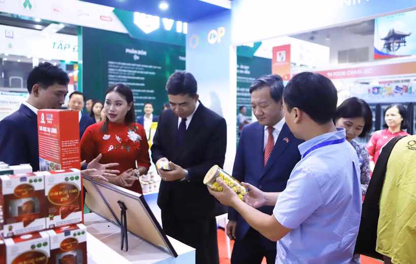 Le vice-ministre lao de l'Industrie et du Commerce, Phouthavanh Nanthavong, et l'ambassadeur du Vietnam au Laos, Nguyên Minh Tâm, lors de la foire. Photo: VNA