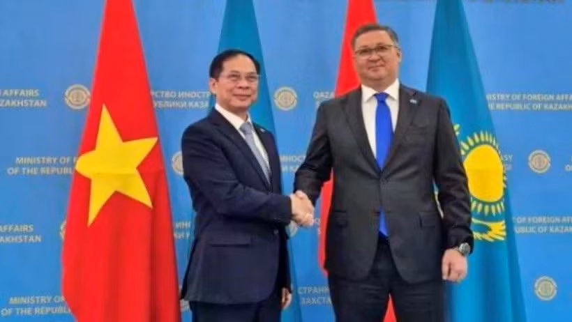 Le vice-PM et ministre des Affaires étrangères Bui Thanh Son et son homologue kazakhe Murat Nurtleu. Photo: VOV