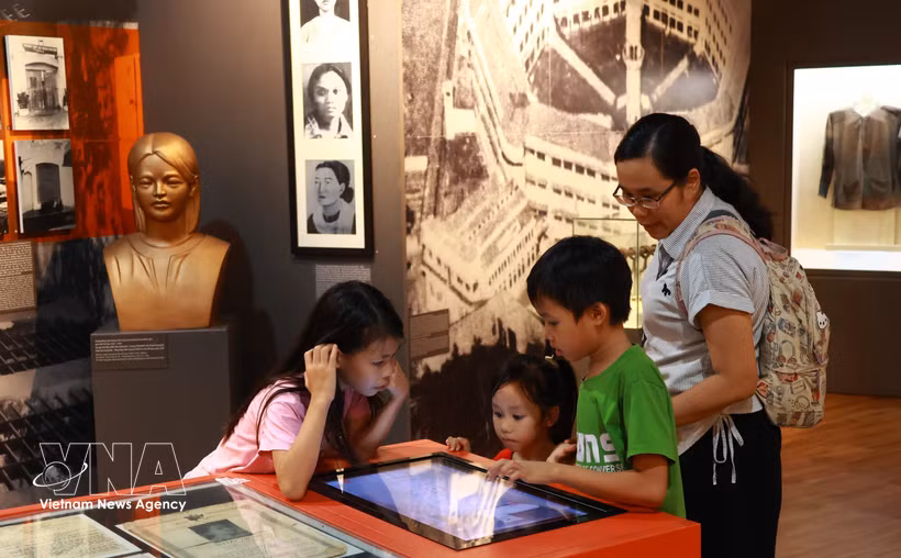 La transformation des musées, de « dépôts statiques » en « espaces d’expériences vivantes », en fait un moteur des industries culturelles. Photo: VNA