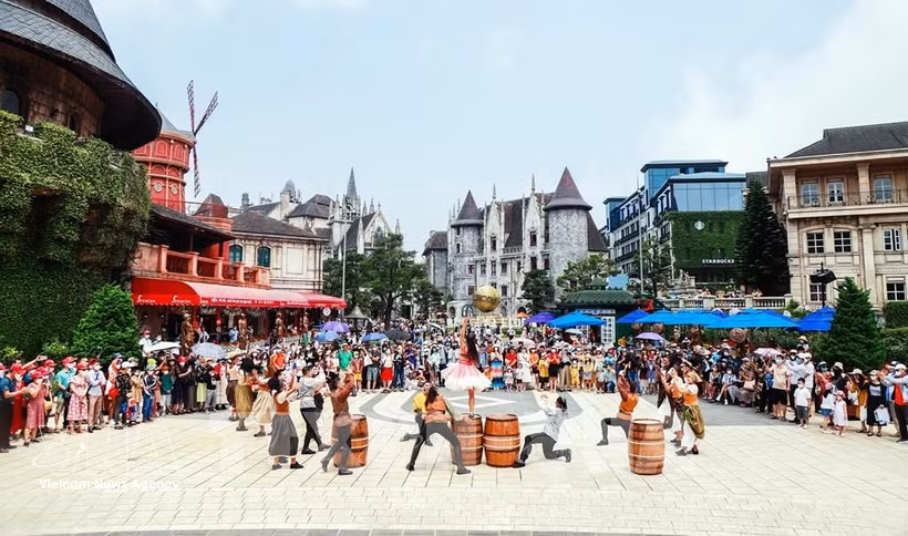 Les spectacles artistiques organisés dans les sites touristiques de Da Nang attirent un grand nombre d’habitants et de touristes. Photo: VNA