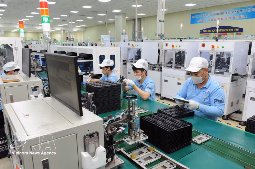 Chaîne de production de la société électronique SAMK WANG, dans le parc industriel de Quang Châu, province de Bac Ninh. Photo: VNA