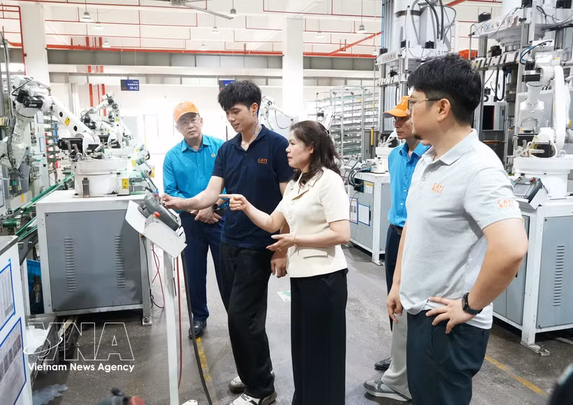 Des ouvriers et ingénieurs de la Sarl Cayi Technology Việt Nam, implantée dans la province de Bac Ninh. Photo: VNA