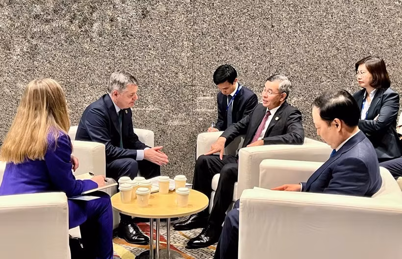 Le ministre vietnamien des Finances, Ngo Van Tuan (droite) rencontre Paschal Donohoe, directeur général et directeur du savoir. Photo: VNA