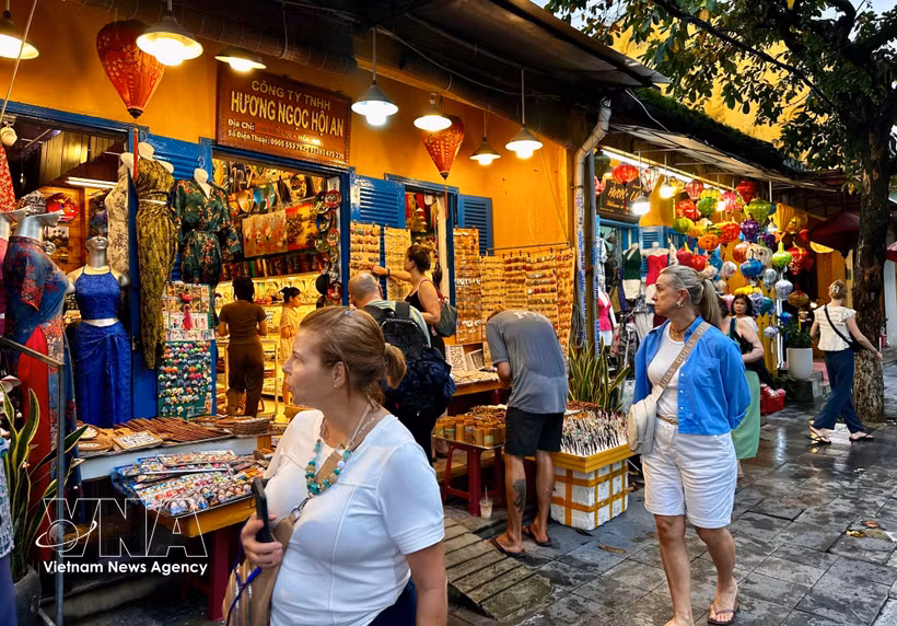 Des touristes étrangers à Hôi An. Photo: VNA