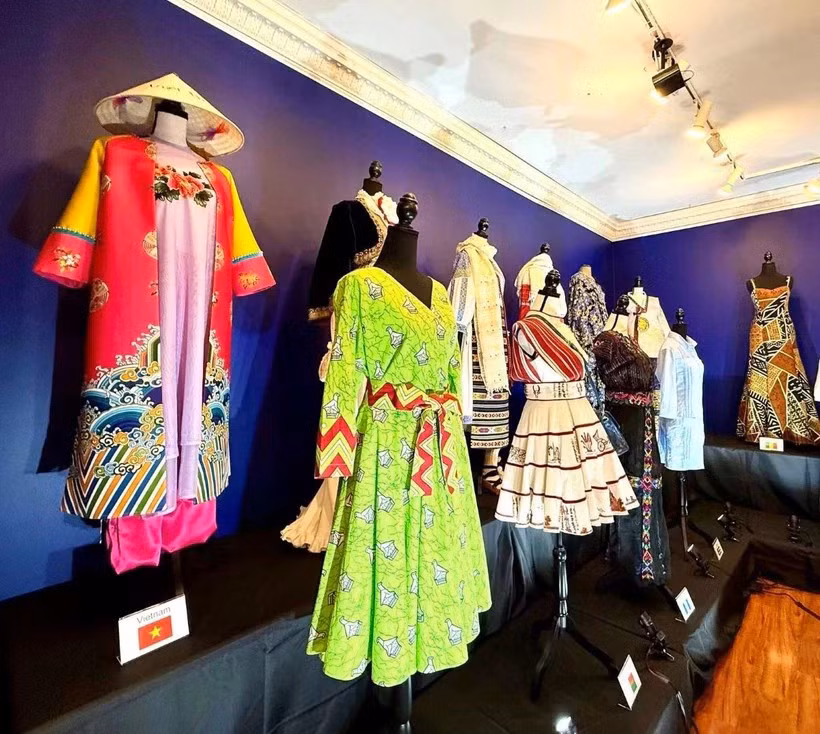 L’ao dai Nhât Binh et des costumes d'autres pays lors de l'exposition. Photo: VNA