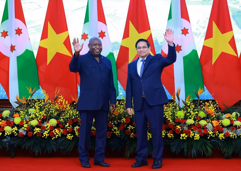 Le Premier ministre Pham Minh Chinh (droite) et le président burundais Évariste Ndayishimiye, en visite officielle au Vietnam du 3 au 6 avril 2025. photo: VNA