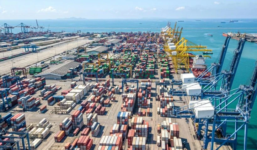 Cette photo aérienne montre une vue du port de Laem Chabang dans la province de Chonburi, en Thaïlande. Il s'agit de l'un des ports internationaux de conteneurs les plus importants de Thaïlande (Photo : XINHUA)