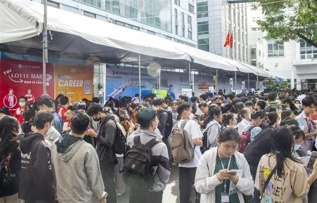 Des ouvriers lors d'un salon de l'emploi à Ho Chi Minh-Ville. Photo : VNA