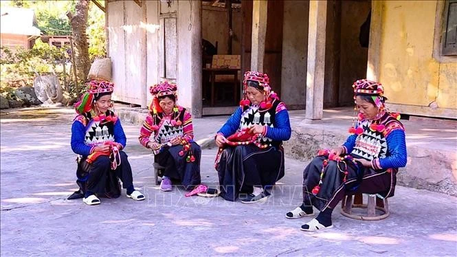 Malgré les aléas du temps, les costumes traditionnels des Hà Nhì ont su résister à l'épreuve du temps, se transmettant de génération en génération avec une vigueur intacte. Photo : VNA