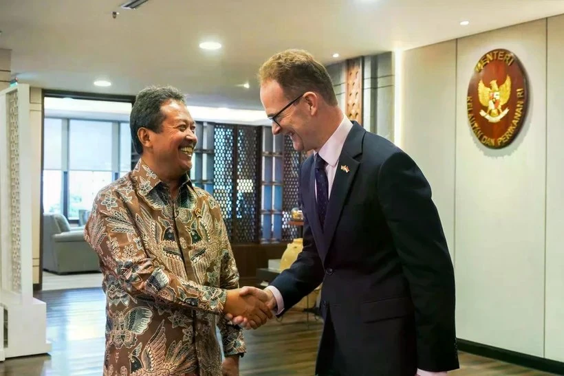 Le ministre indonésien des Affaires maritimes et de la Pêche, Sakti Wahyu Trenggono (à gauche), rencontre l'ambassadeur du Royaume-Uni en Indonésie et au Timor Leste, Dominic Jermey, à Jakarta le 23 décembre. (Photo : https://en.antaranews.com/)