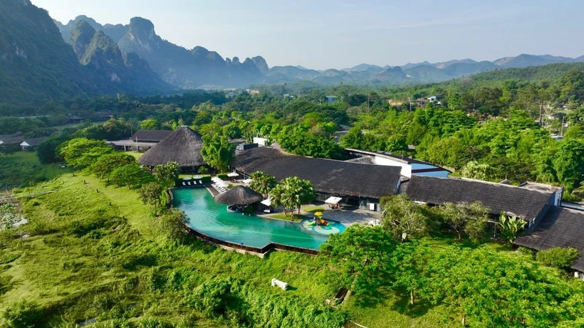 Le Serena Resort Kim Bôi, avec sa source minérale chaude émergeant des roches calcaires vieilles de 250 millions d’années, se distingue comme une destination incontournable à Hoa Binh, quelle que soit la saison. Photo: Sun Group