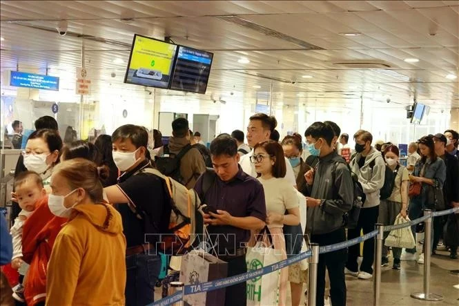 Les passagers font la queue pour les procédures de contrôle de sécurité à l'aéroport Tan Son Nhat à Ho Chi Minh-Ville. (Photo : VNA)