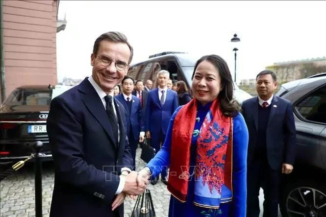 La vice-présidente de la République Vo Thi Anh Xuan (à droite), accueillie par le Premier ministre suédois Ulf Kristersson, le 11 novembre, dans le cadre de sa visite officielle dans le pays nordique. Photo d'illustration : VNA