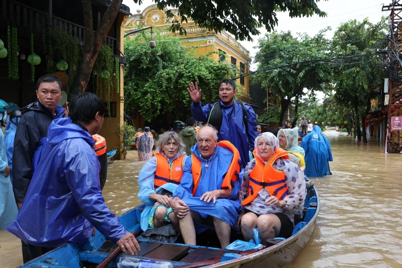 Evacuation de touristes étrangers. Photo : VNA