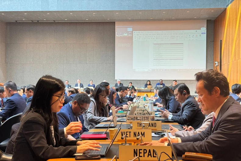 La Mission permanente du Vietnam auprès des Nations Unies, de l'Organisation mondiale du commerce (OMC) et d'autres organisations internationales à Genève (Suisse) lors du troisième Examen des politiques commerciales (EPC) du Cambodge au siège de l'OMC. Photo: VNA 
