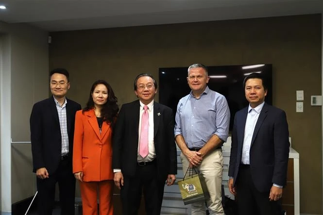 La délégation du ministère de l'Industrie et du Commerce du Vietnam travaille avec des représentants d'Airlink Airlines, Afrique du Sud. Photo : VNA