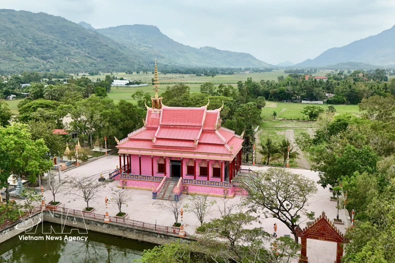 La couleur rose de la pagode se détache harmonieusement sous le ciel bleu, au cœur des rizières de la région de Bay Nui, à An Giang. Photo : Thanh Sang / VNA