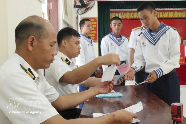 Des électeurs de la zone spéciale de Truong Sa reçoivent leurs bulletins de vote sur l'île de Sinh Ton. Photo : VNA