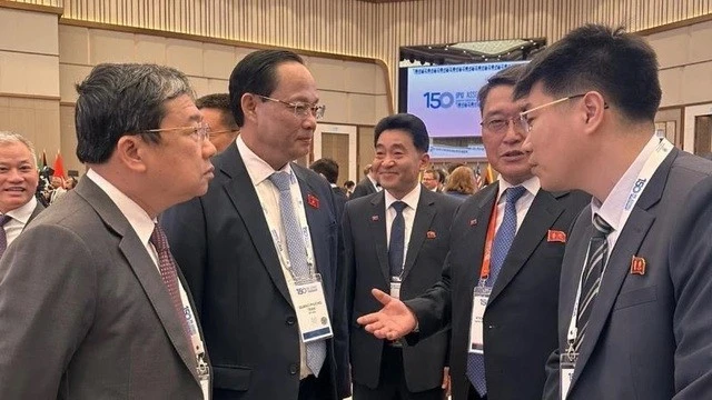 Rencontre entre le vice-président de l’Assemblée nationale (AN) du Vietnam, Tran Quang Phuong et Maeng Kyung Il, vice-président de l’Assemblée populaire suprême de la République populaire démocratique de Corée (RPDC). Photo : Nhân dân