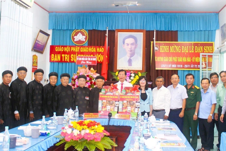 Une délégation des autorités de la province d’An Giang, conduite par Le Van Phuoc, vice-président du Comité populaire provincial, s'est rendue ce 5 janvier à la pagode An Hoa (commune de Phu Tan) pour présenter ses vœux au Comité central d’administration de la Sangha du bouddhisme Hoa Hao. Photo : VNA