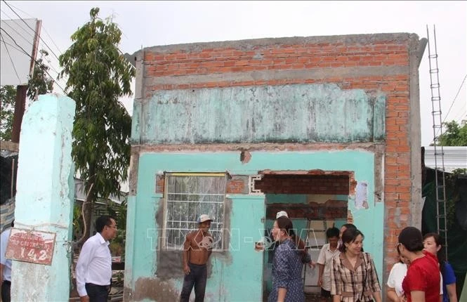 Construction d'une maison pour un ménage pauvre à Bac Lieu. Photo : VNA